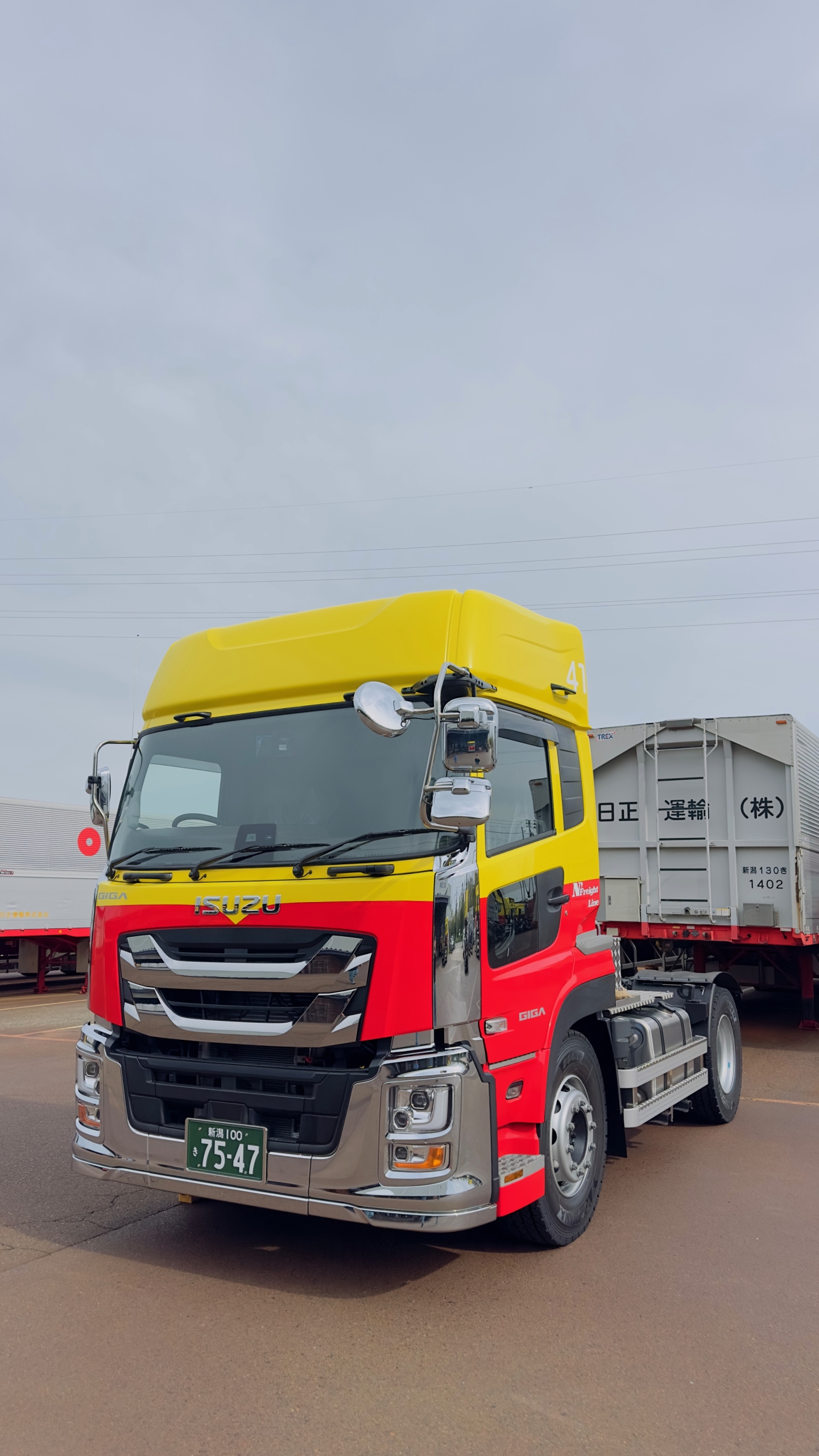 日正運輸新潟営業所に納車されたいすゞ自動車製トラクタヘッドGIGAの全体像