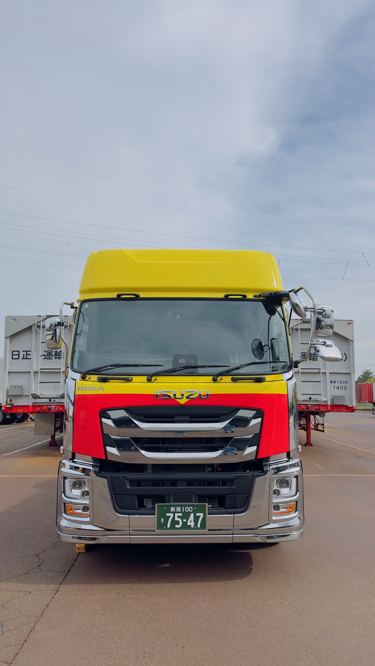 いすゞ GIGA 新車のフロントマスク（正面）