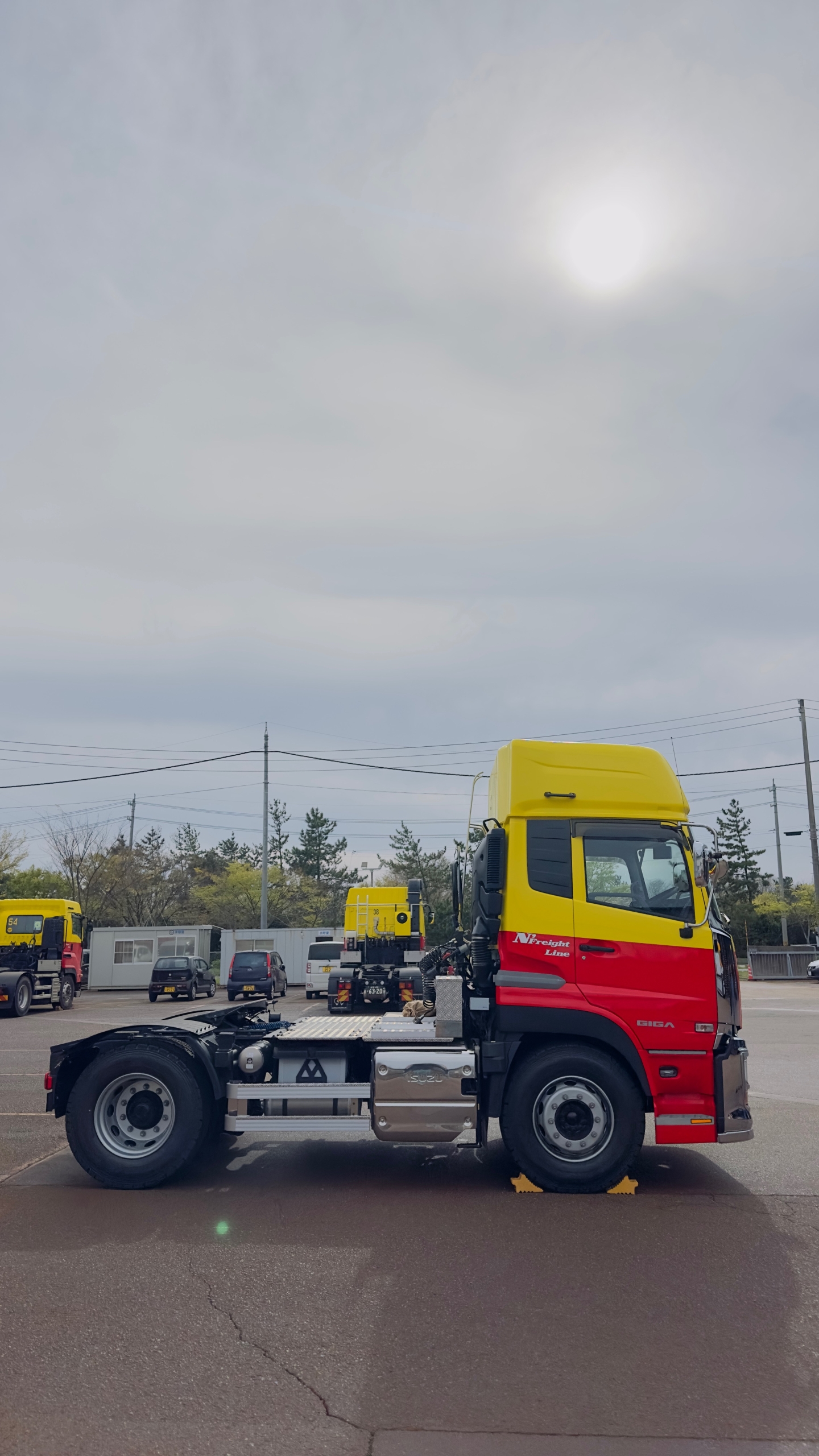 いすゞ GIGA 右側面と安全運転支援システムのセンサー部