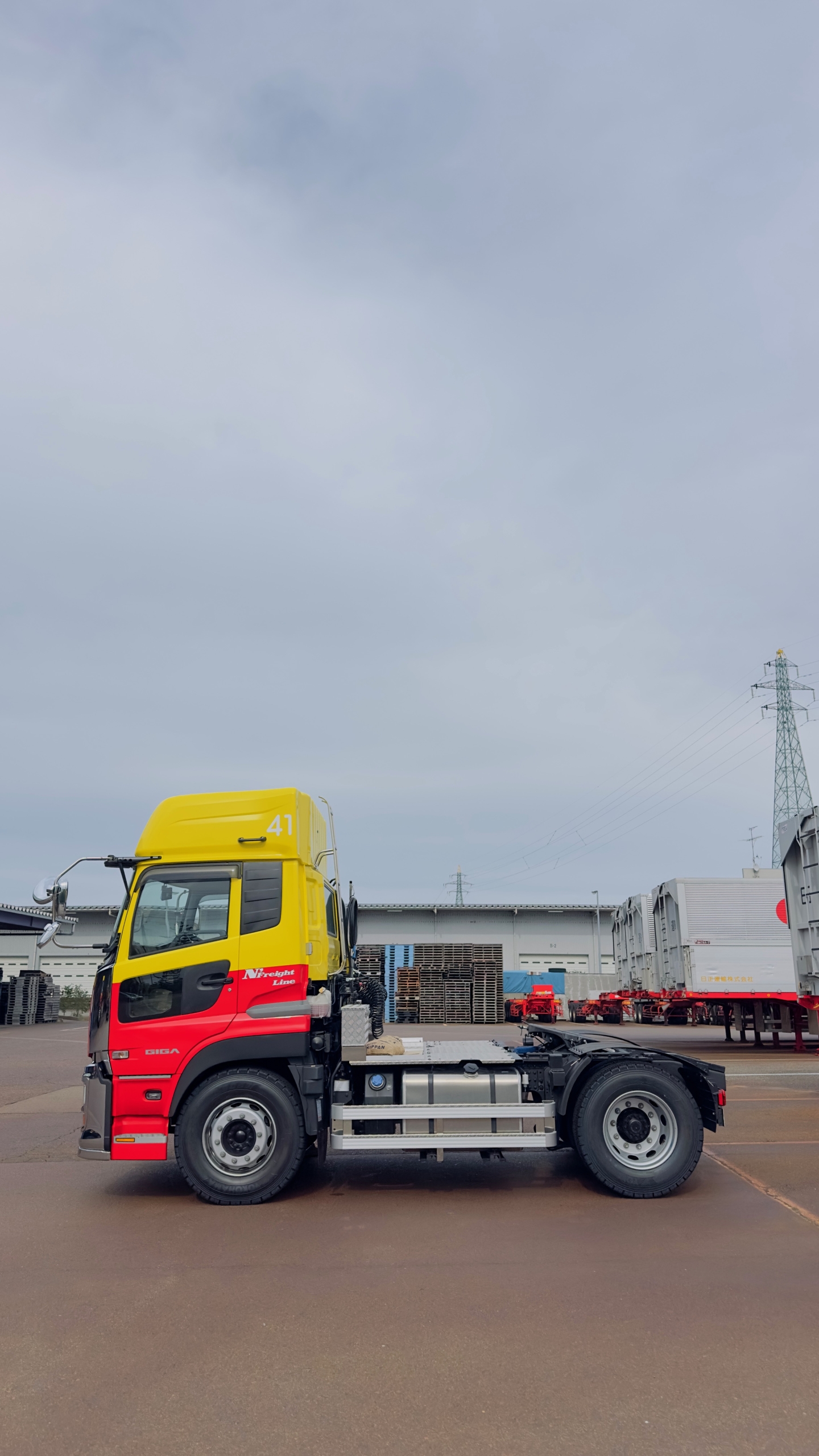 いすゞ GIGA 新車の左側面デザイン