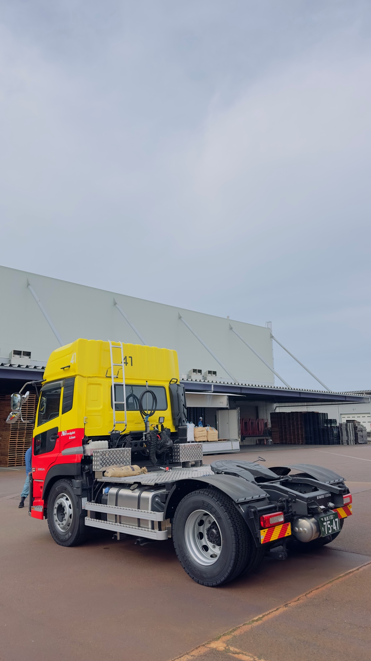 いすゞ GIGA トラクタヘッド背面の連結装置（カプラ）部分