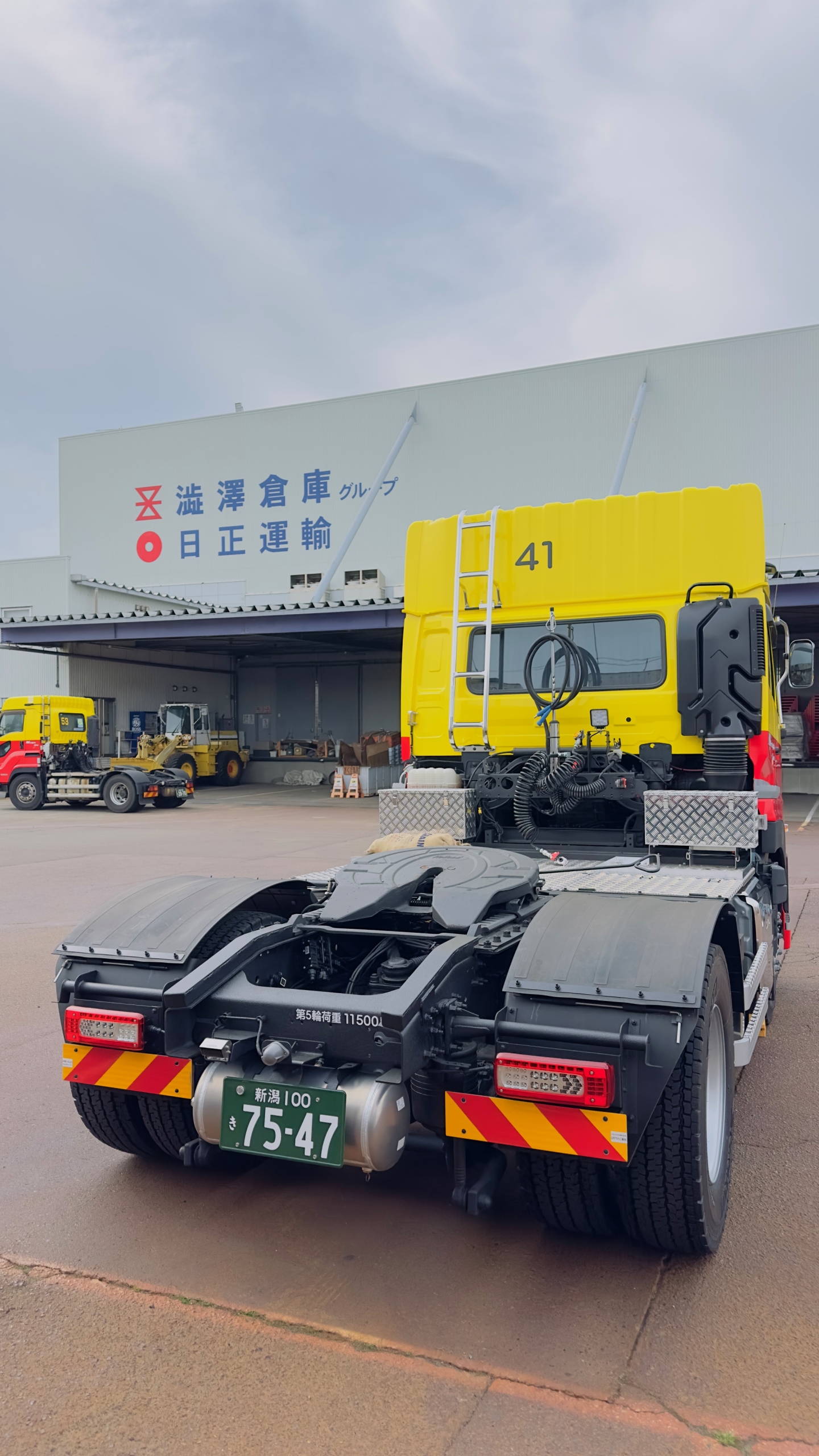 いすゞ GIGA 背面右側からの連結部と作業灯