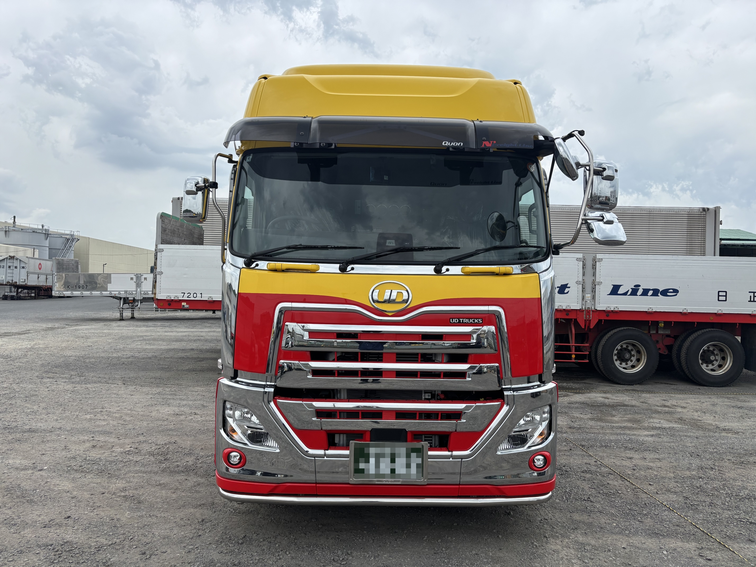 北九州営業所 UD Quon 正面