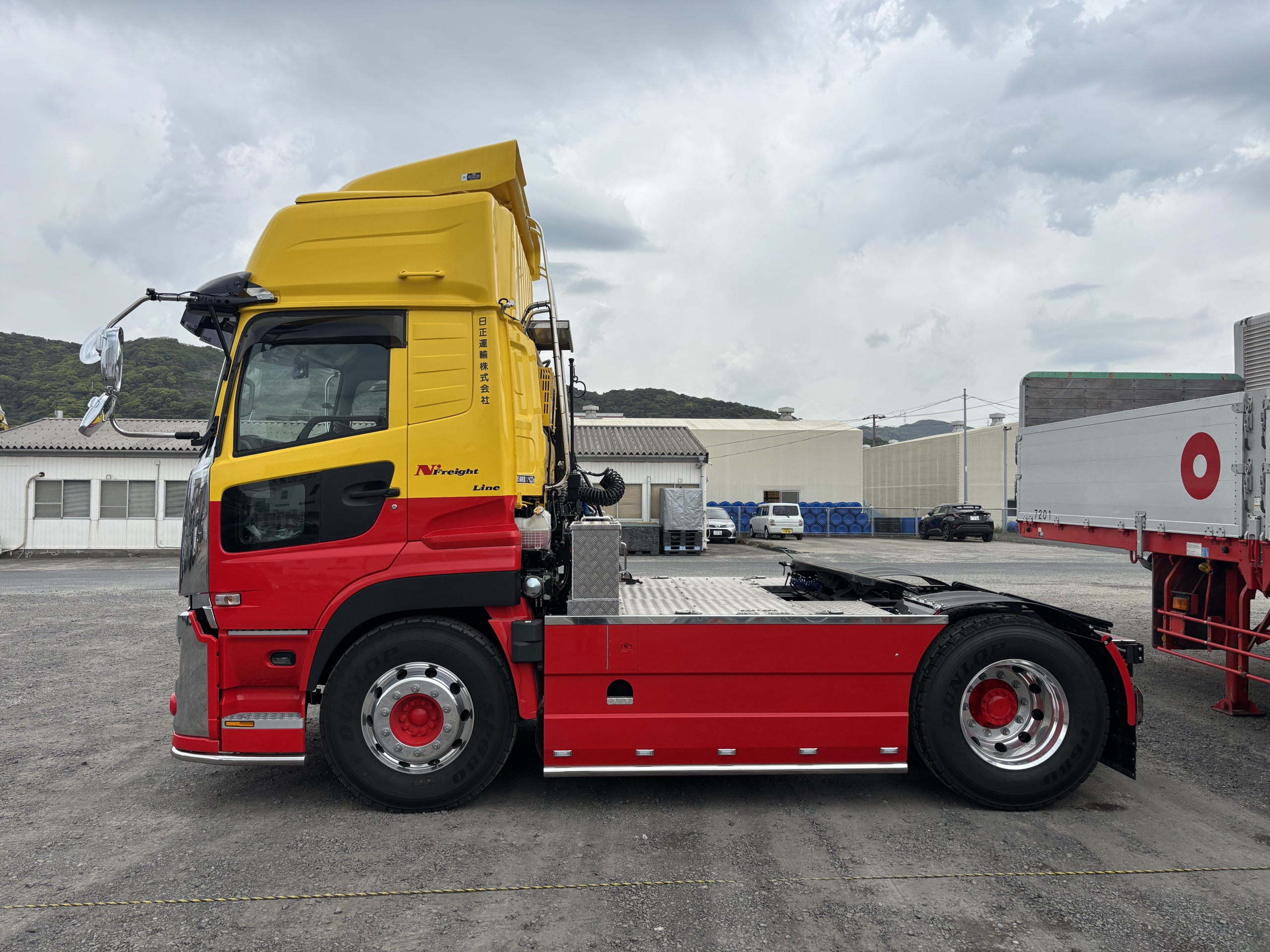 北九州営業所 UD Quon サイド