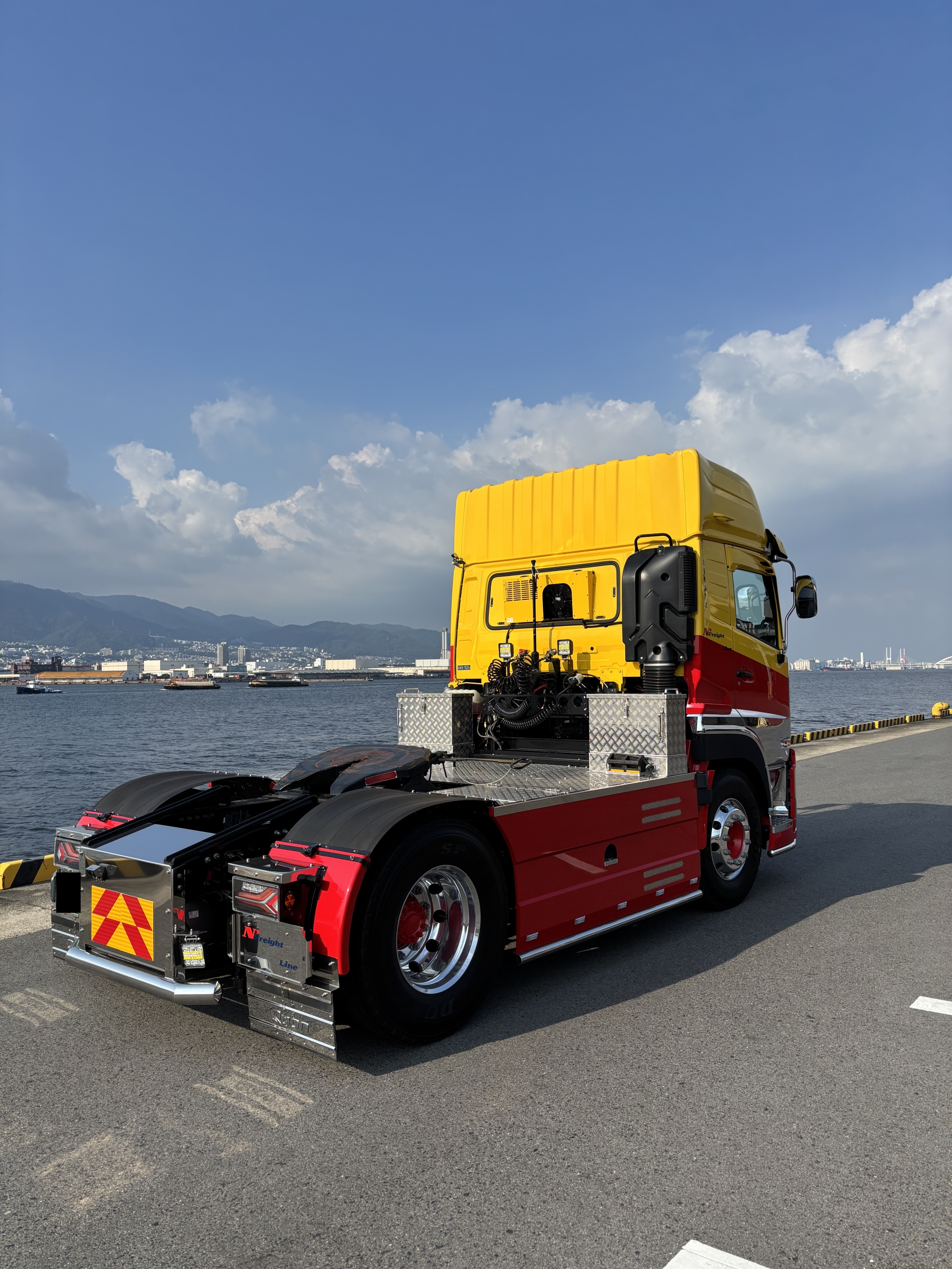 神戸営業所 トラクタヘッドの斜め後方からの外観